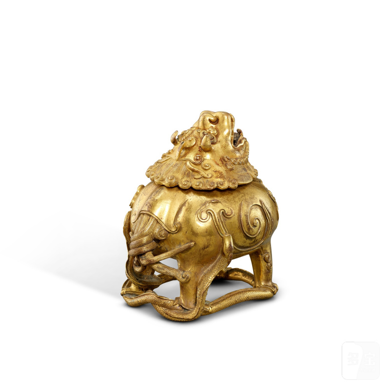 A gilt-bronze 'mythical beast' incense burner, Ming dynasty | 明 銅鎏金甪端香爐 - 图3